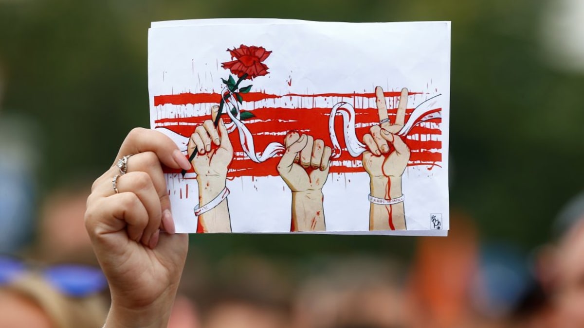 K demonstracím v hlavním městě se připojují lidé ze všech koutů Běloruska. Zde protestující drží štítek na shromáždění stávkujících v běloruském Salihorsku.