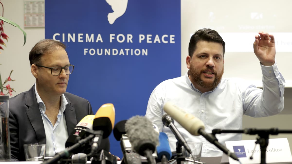 Jakar Bizilj, vlevo, zakladatel nadace 'Cinema For Peace' a Navalného kolega Leonid Volkov, vpravo, oslovují média během tiskové konference v Berlíně.