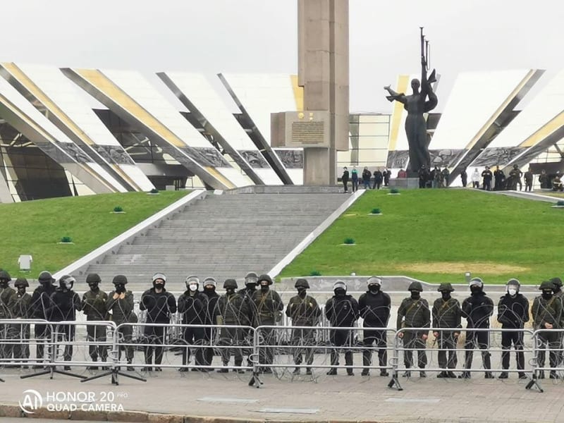 Dav se blíží k obelisku v Minsku, vojáci a pořádková policie blokují přístup, popsal na Twitteru novinář Franak Viačorka.