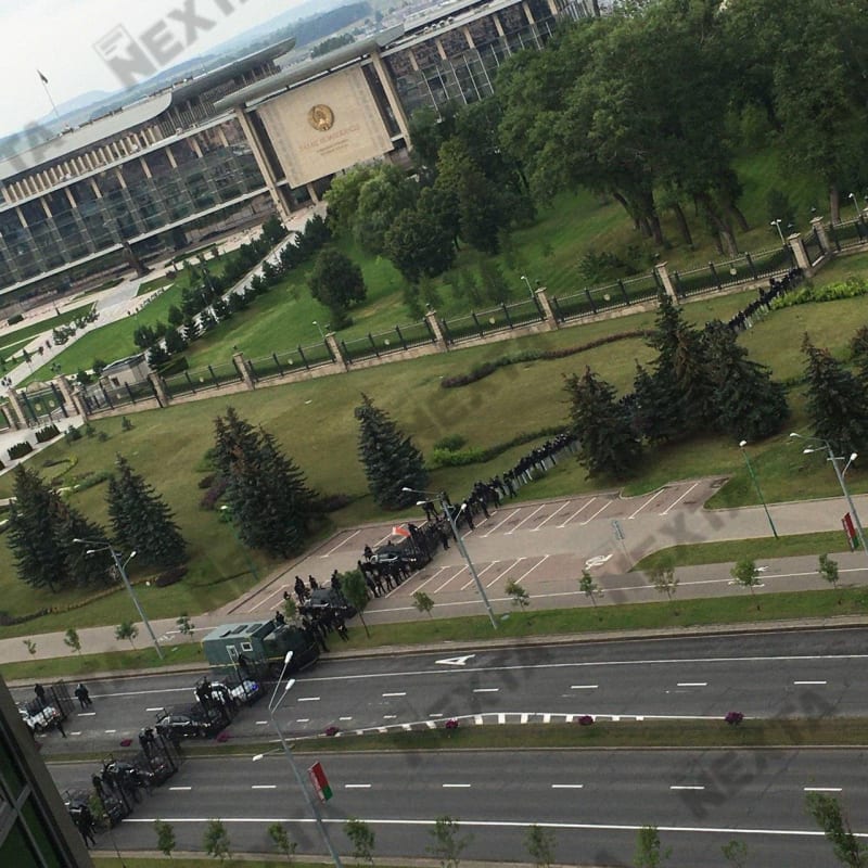 Kordon připravený zabránit demonstrujícím proti Lukašenkovi v pochodu k sídlu prezidenta.