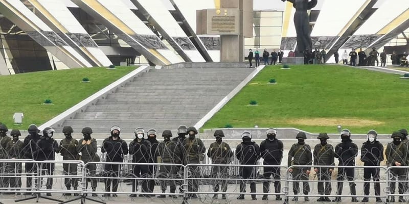 Dav se blíží k obelisku v Minsku, vojáci a pořádková policie blokují přístup, popsal na Twitteru novinář Franak Viačorka.