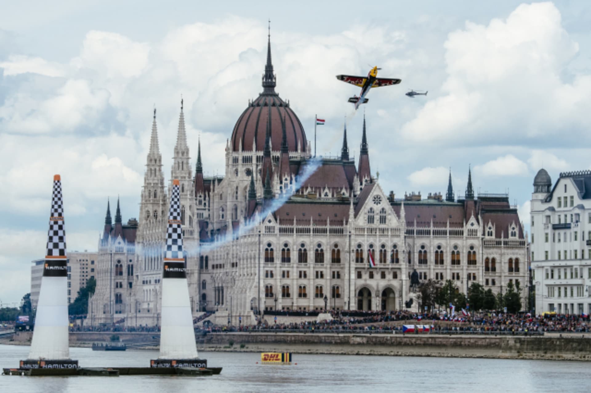 Možná nejhezčí panorama v seriálu Red Bull Air Race. Petr Kopfstein prolétává kolem maďarského parlamentu v Budapešti.