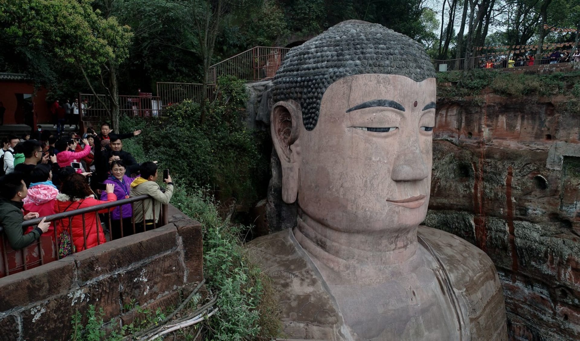 Modrá řeka omývá palce Velkého Buddhy. Číňané se bojí dávného proroctví o povodních