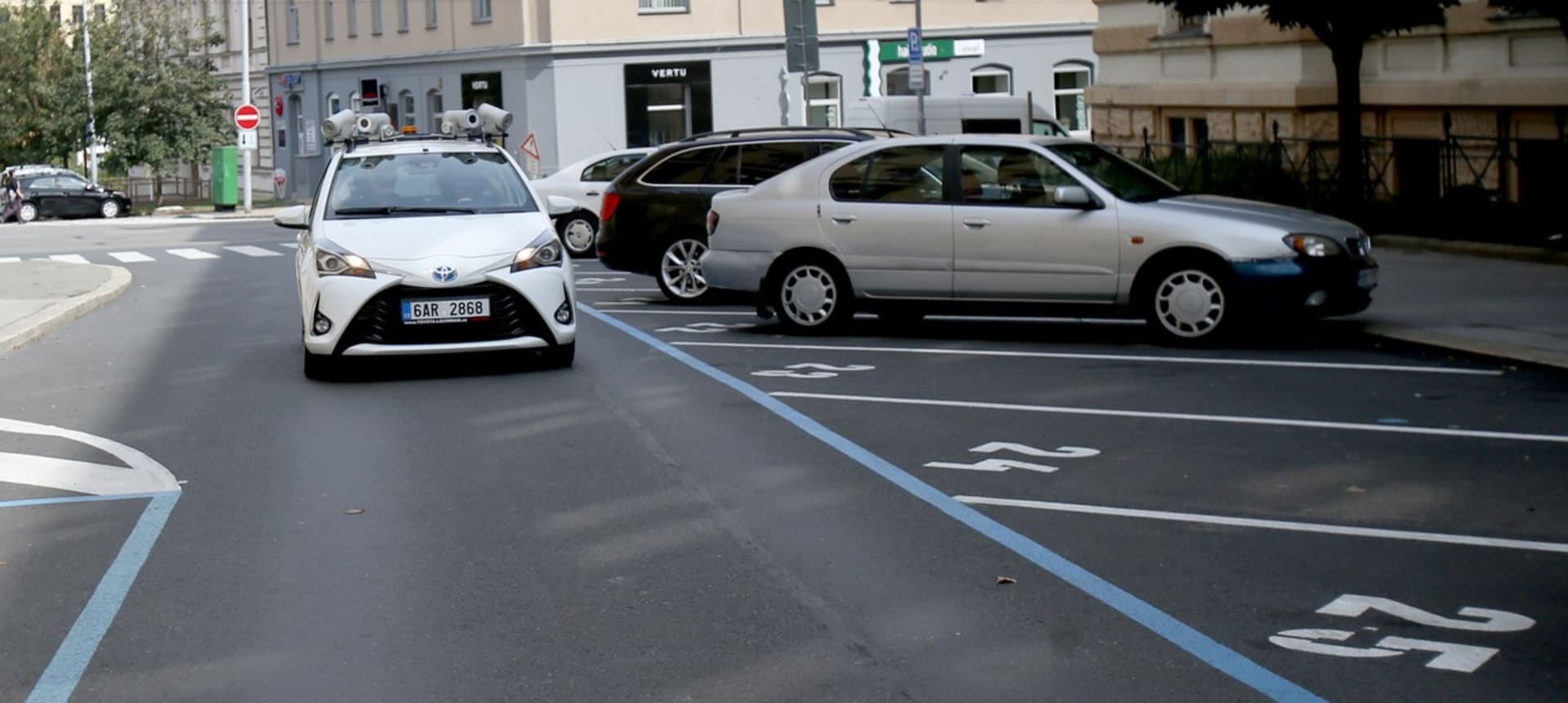 Dosavadní monitorovací vůz Toyota Yaris kontroluje modrou zónu v Praze 10.
