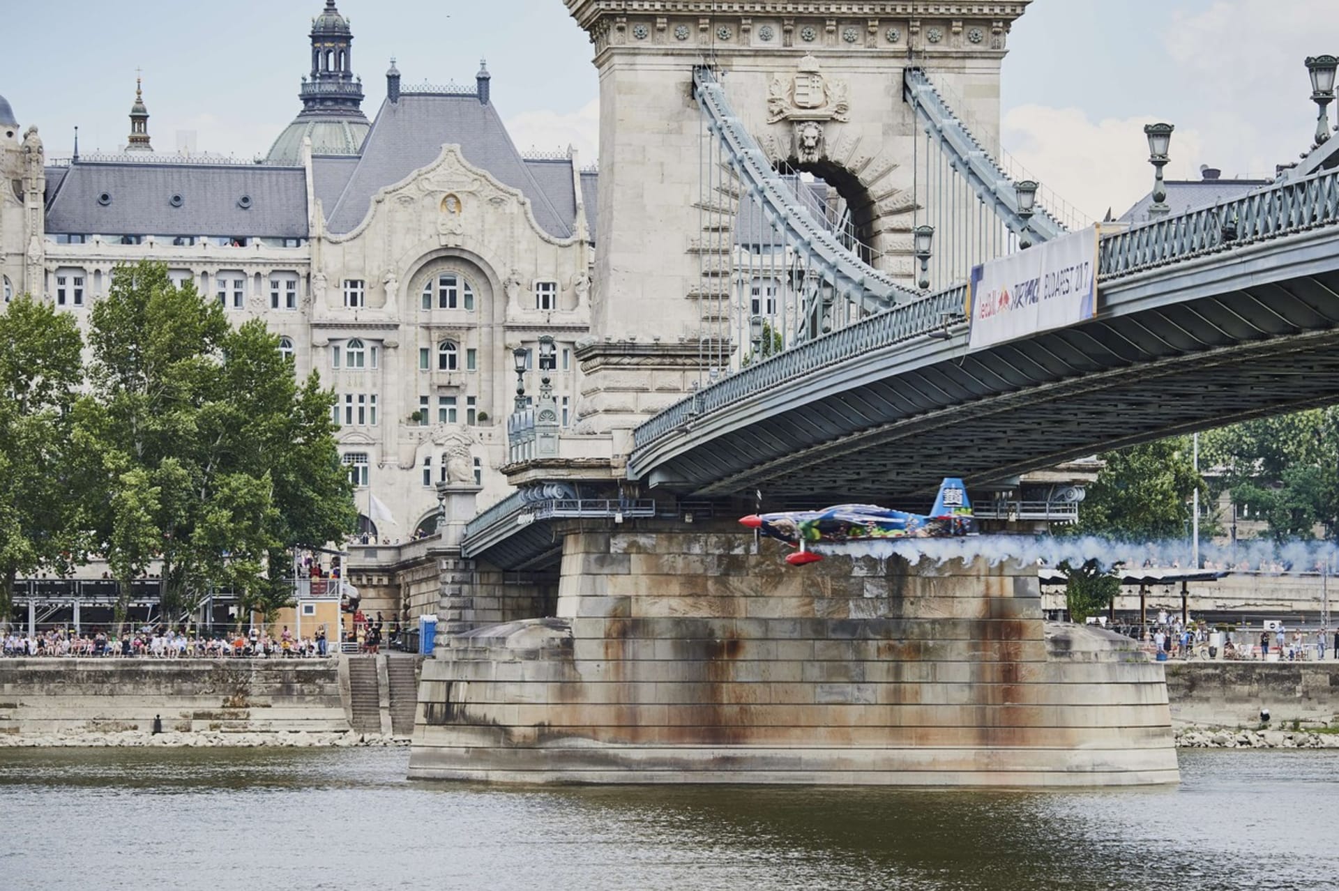 Petr Kopfstein při průletu pod budapešťským mostem