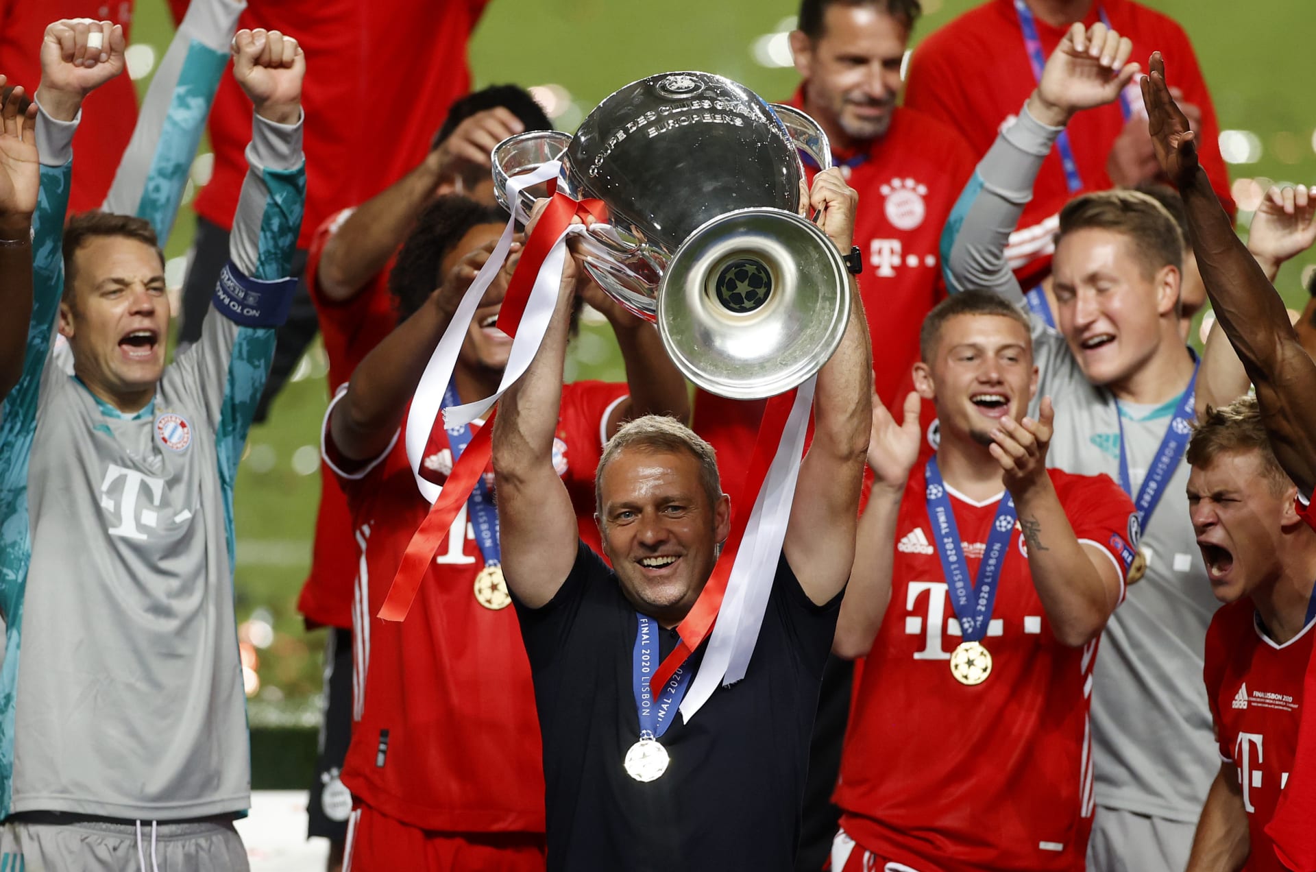 Hans-Dieter Flick, trenér Bayernu Mnichov, zvedá nad hlavu nejcennější klubovou trofej na světě. Pohár pro vítěze evropské Ligy mistrů. Tým pod jeho vedením porazil ve finále Paris Saint-Germain 1:0.