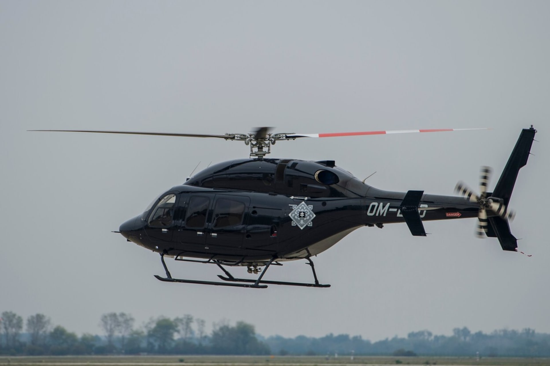Americká firma Bell dodává armádní vrtulníky také na Slovensko. Třeba konkrétně tento.