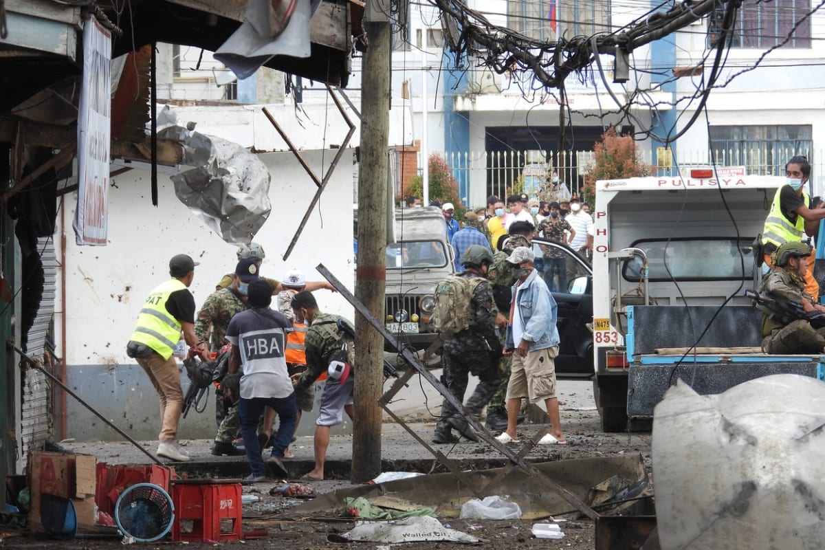 Nejméně deset mrtvých si vyžádal výbuch dvou náloží na Filipínách.