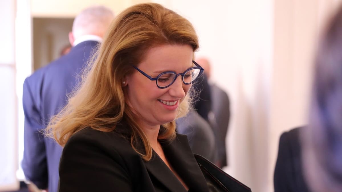 Simona Kratochvílová, bývalá náměstkyně ministerstva školství, čeká v budově Městského soudu v Praze na svůj výslech v kauze sportovních dotací.