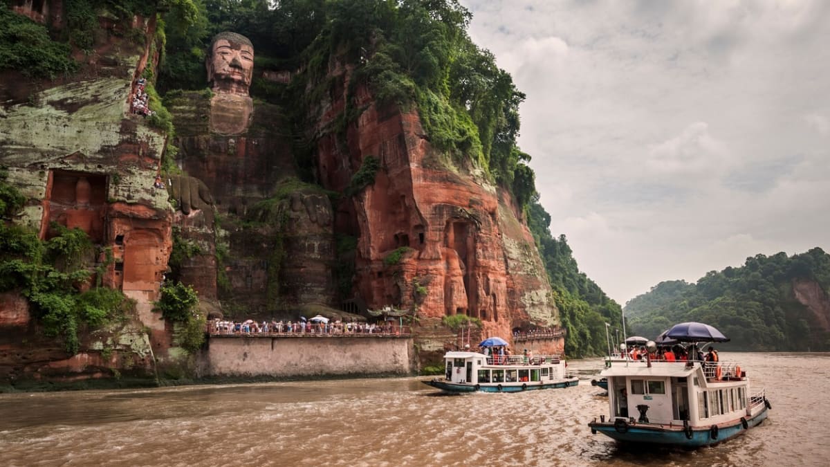 Hladina řeky letos namočila nohy lešanskému Buddhovi. 