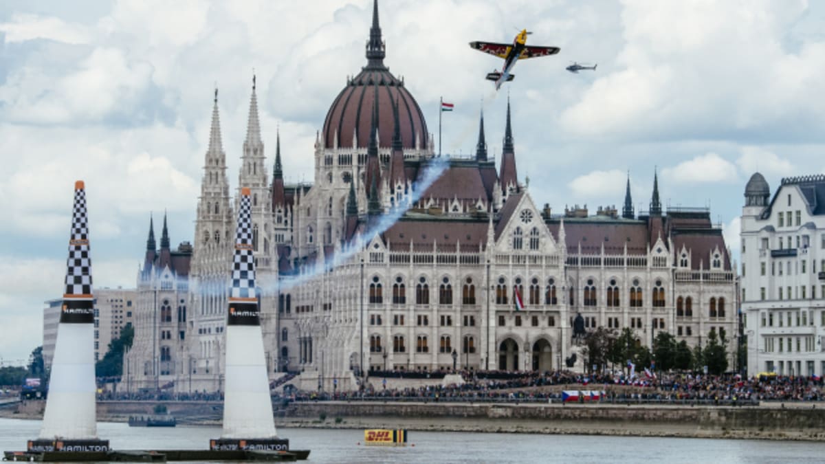 Možná nejhezčí panorama v seriálu Red Bull Air Race. Petr Kopfstein prolétává kolem maďarského parlamentu v Budapešti.