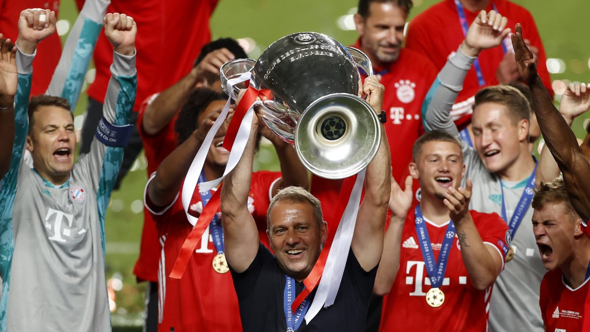 Hans-Dieter Flick, trenér Bayernu Mnichov, zvedá nad hlavu nejcennější klubovou trofej na světě. Pohár pro vítěze evropské Ligy mistrů. Tým pod jeho vedením porazil ve finále Paris Saint-Germain 1:0.