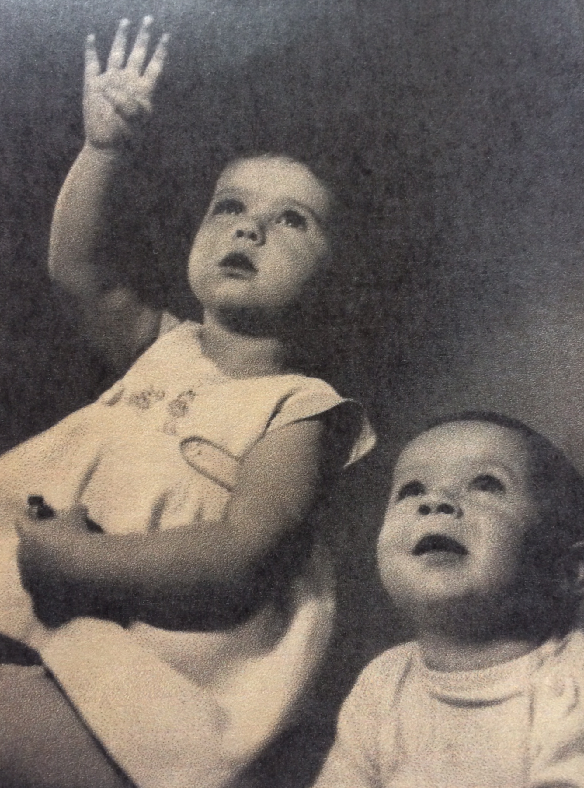 Fotografie Evy Benešové a jejího bratra Petra, která visela ve výloze Topičova salónu. 