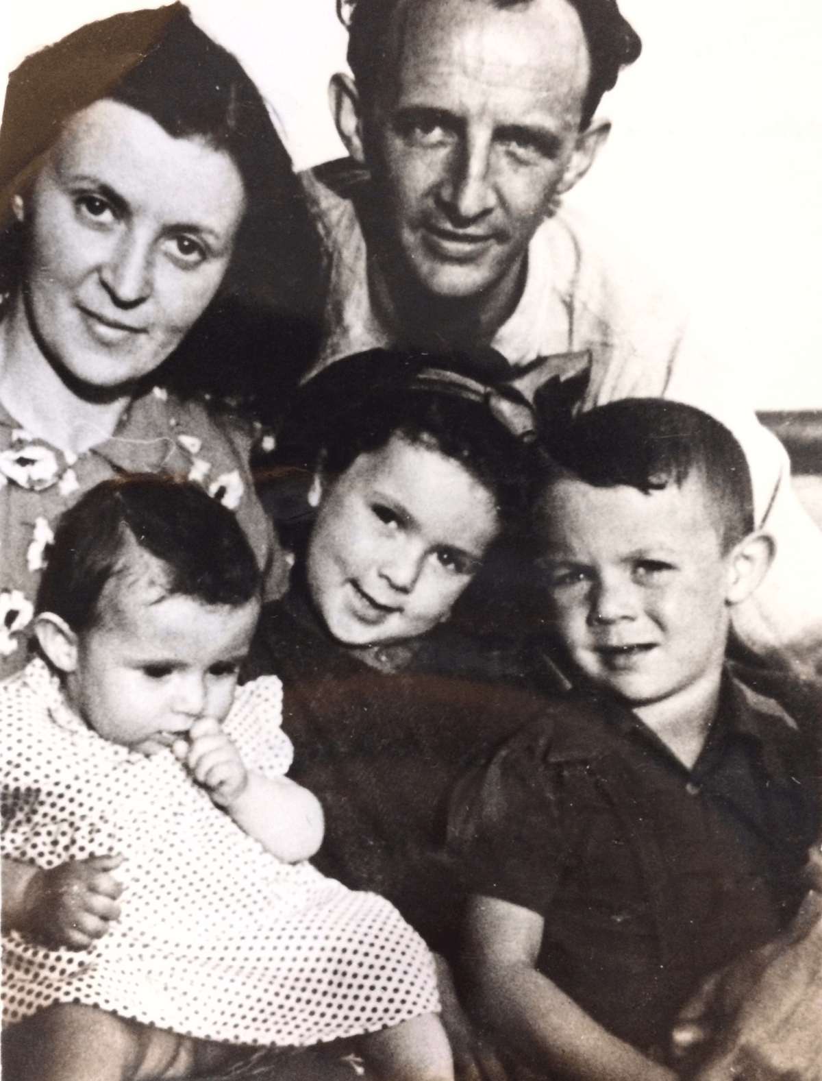 Rodina Weiszových, Eva na fotografii uprostřed