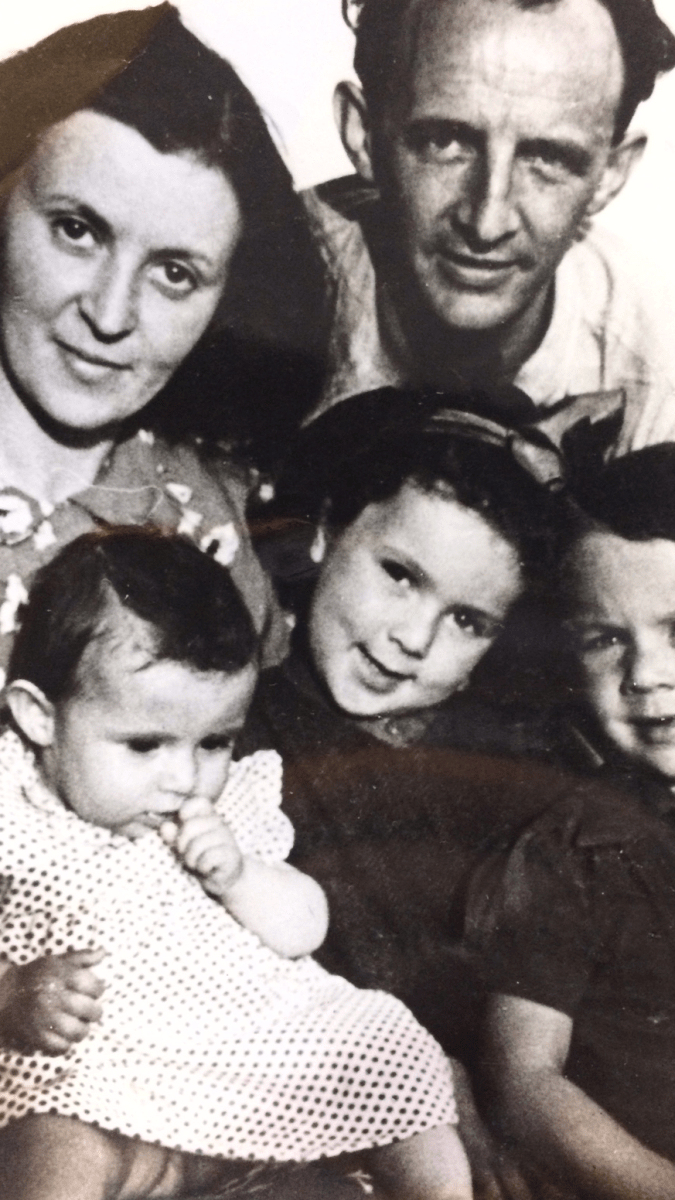 Rodina Weiszových, Eva na fotografii uprostřed