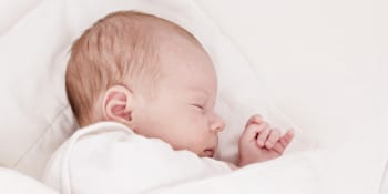 Podivné úmrtí čtyřdenního novorozence. Matka doma usnula, pak ho našla mrtvého
