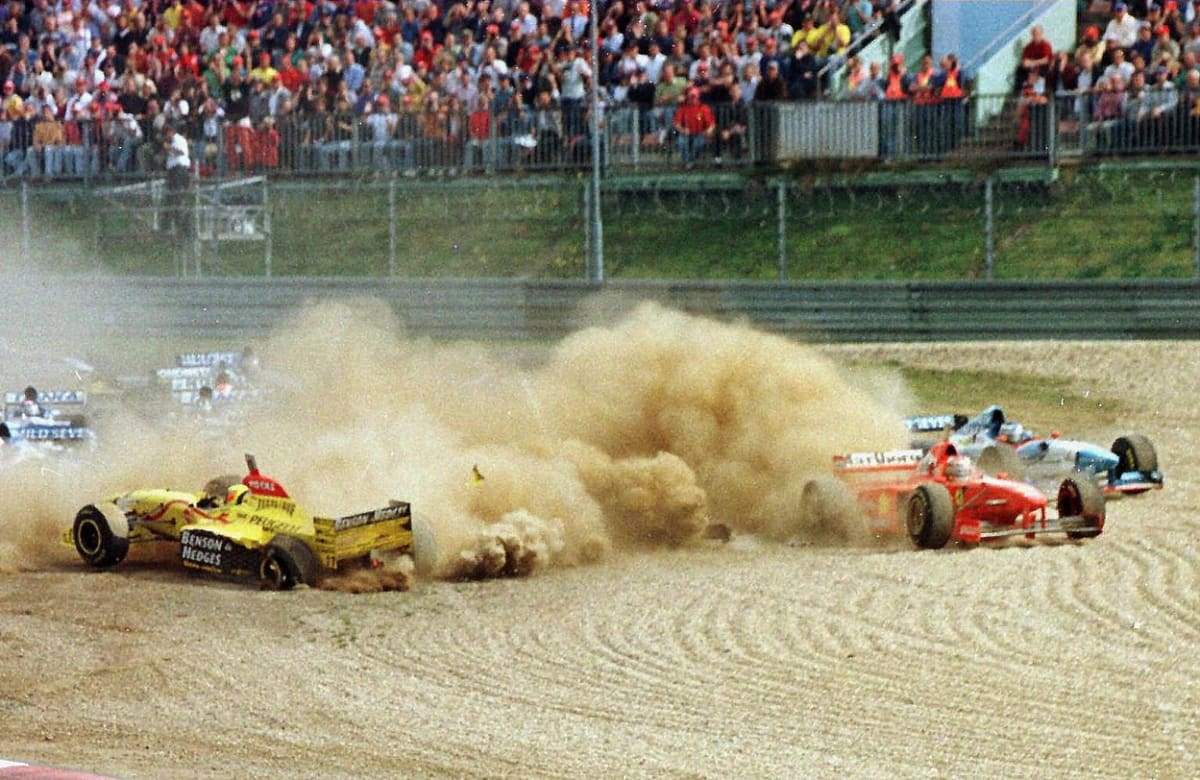 První společná nehoda. A hned v první zatáčce Velké ceny Lucemburska v roce 1997. Ralf Schumacher najel ve svém žlutém Jordanu do Michaela Schumachera v červeném Ferrari.