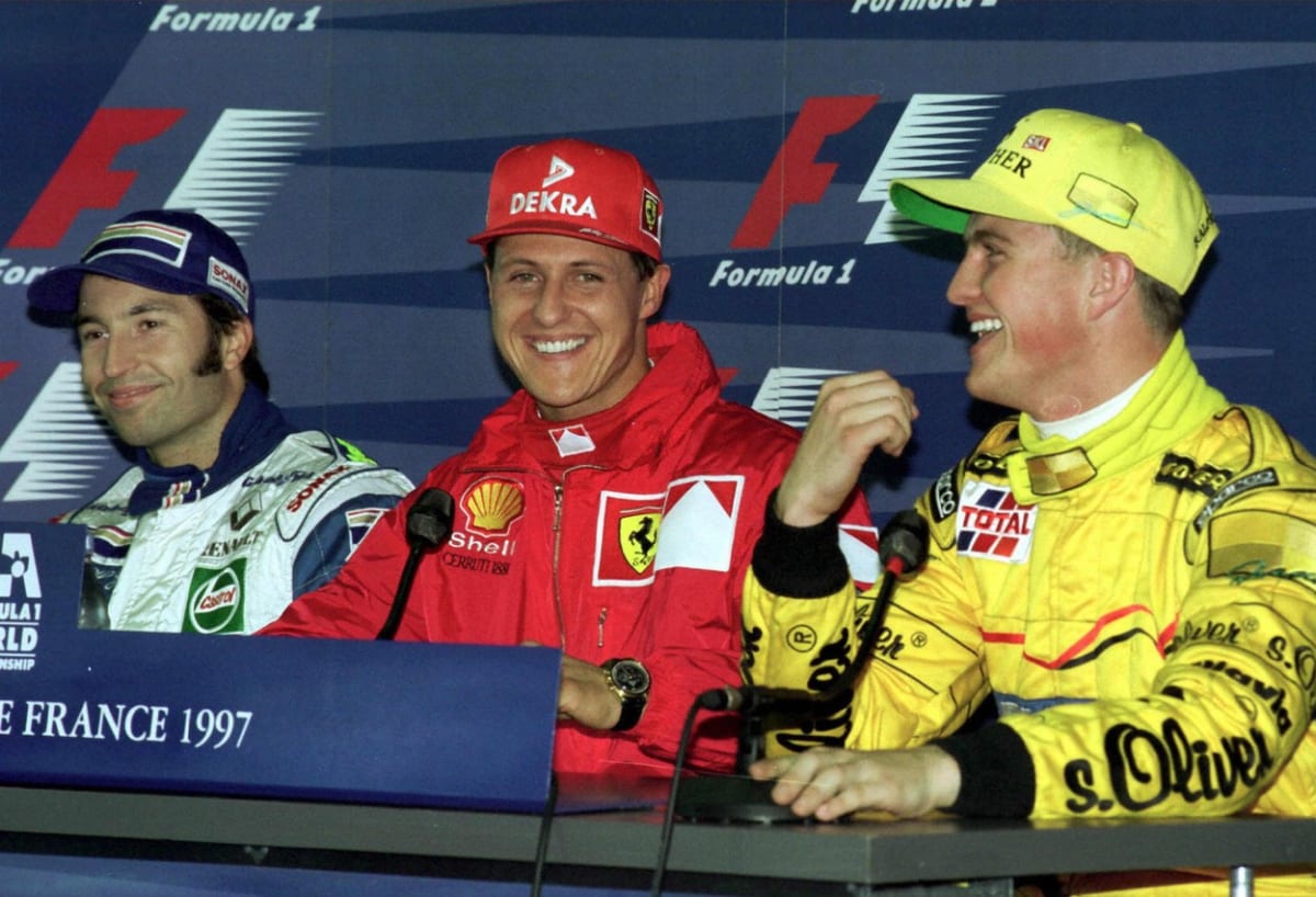 Poprvé spolu na oficiální tiskové konferenci. Ralf Schumacher (vpravo) skončil třetí v kvalifikaci na Velkou cenu Francie 29. června 1997 a absolvoval první tiskovou konferenci se svým bratrem Michaelem a dalším německým pilotem Frentzenem (vlevo).