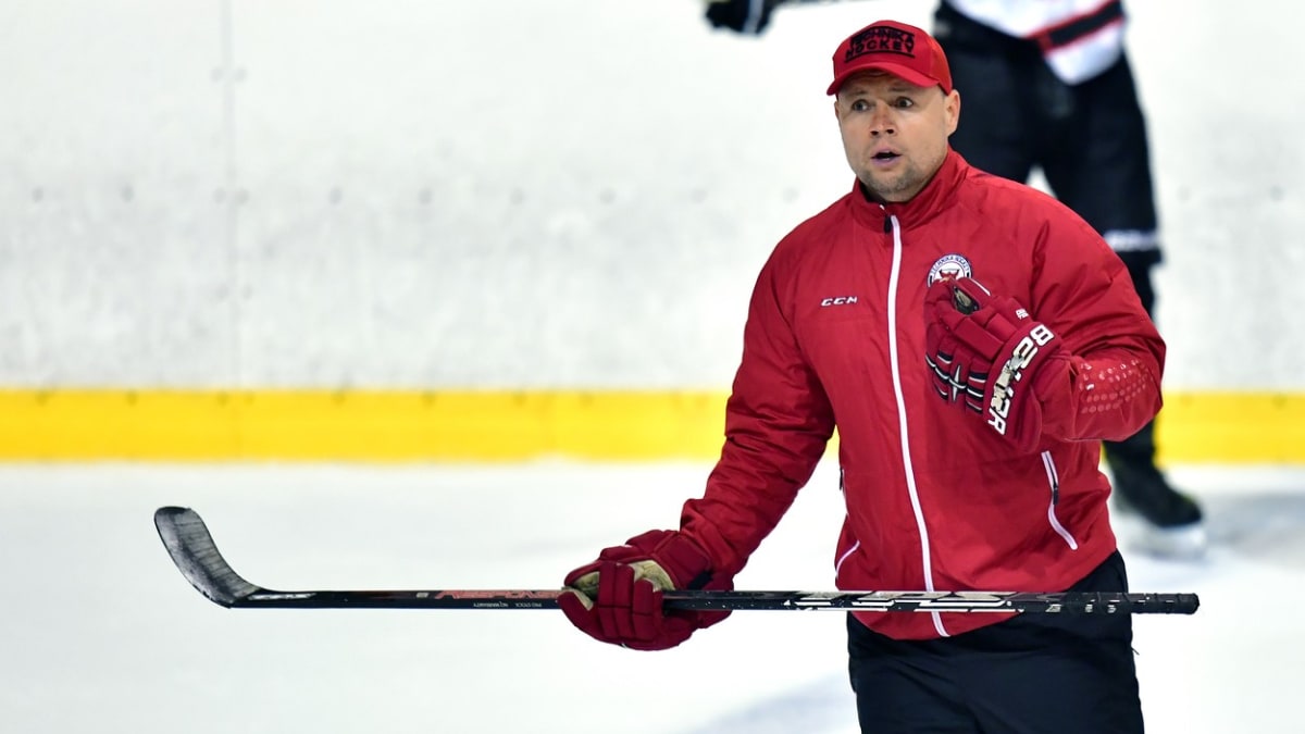 Hokejový trenér Martin Stloukal už zná trest za svoje svérázné výroky v kabině dorostenců Techniky Brno.