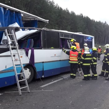 Nehoda autobusu s nákladním autem