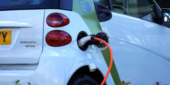Konec aut na benzin a naftu? EK navrhla, aby byly od roku 2035 vozy zcela bez emisí