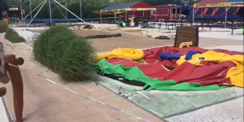 Vítr v zábavním parku na Hradecku zbořil skákací hrad. Zranilo se šest dětí