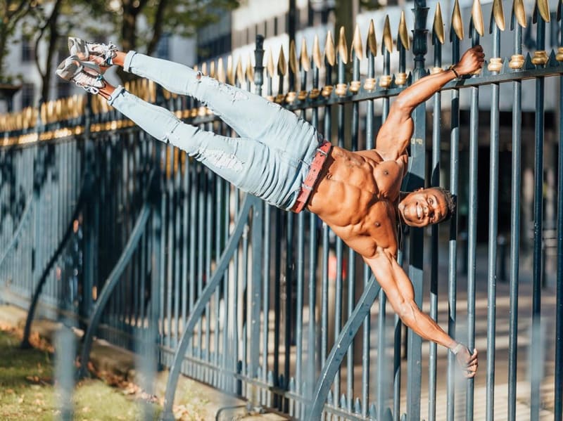 Jednatřicetiletý sprinter Harry Aikines-Aryeetey z Velké Británie je sportovec každým coulem. Posilovnu si udělá i z plotu na ulici.