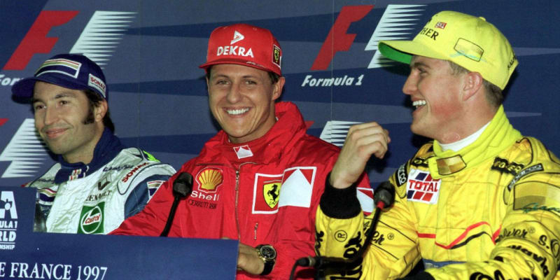 Poprvé spolu na oficiální tiskové konferenci. Ralf Schumacher (vpravo) skončil třetí v kvalifikaci na Velkou cenu Francie 29. června 1997 a absolvoval první tiskovou konferenci se svým bratrem Michaelem a dalším německým pilotem Frentzenem (vlevo).