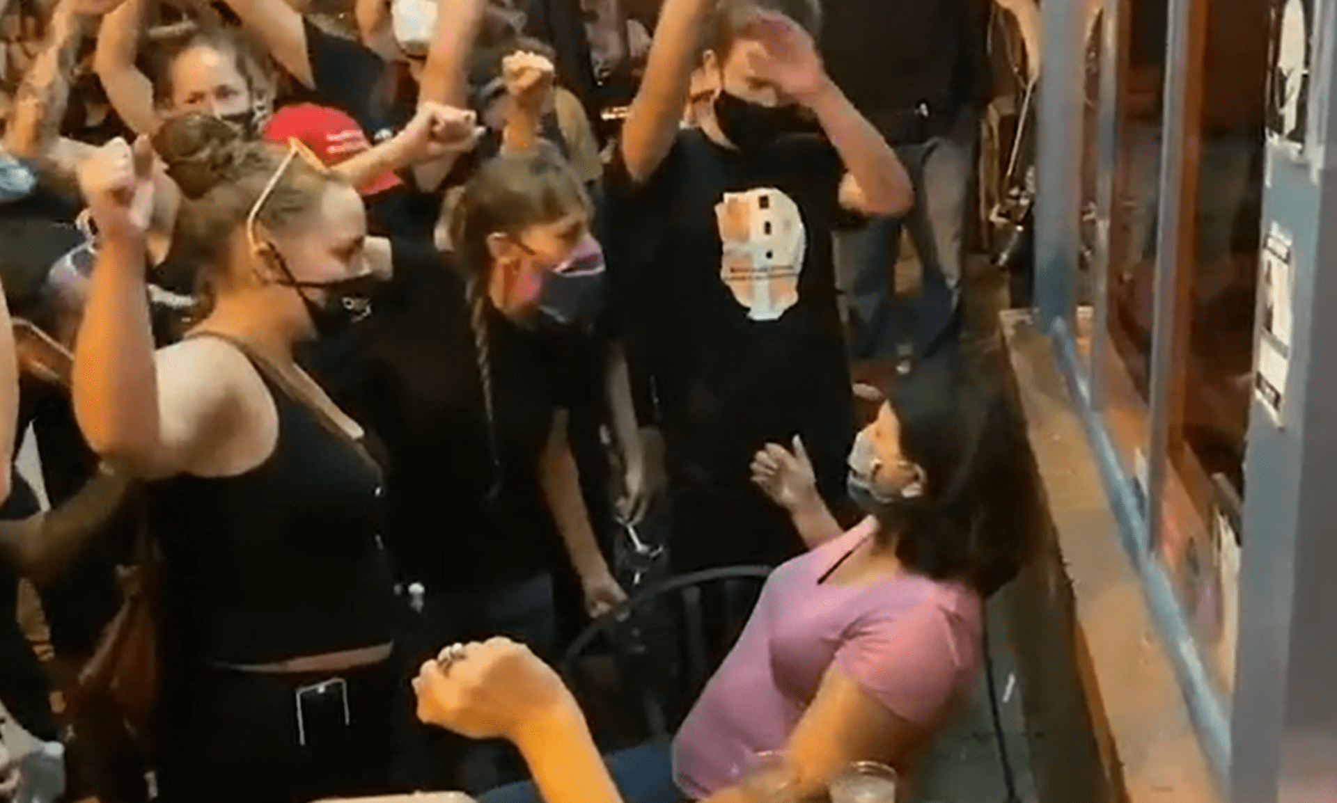 Protestující křičeli ženě do obličeje.