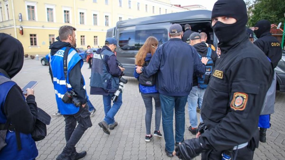 V Minsku na náměstí Svobody zatýkají novináře, údajně kvůli kontrole dokladů. (foto: tut.by)