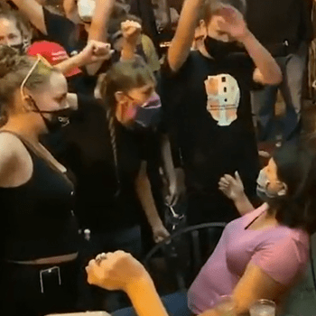 Protestující ženě křičeli do obličeje.