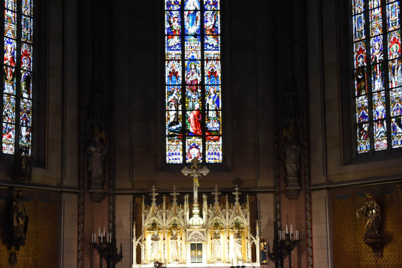 Pohled k oltáři kostela sv. Marie Sněžné