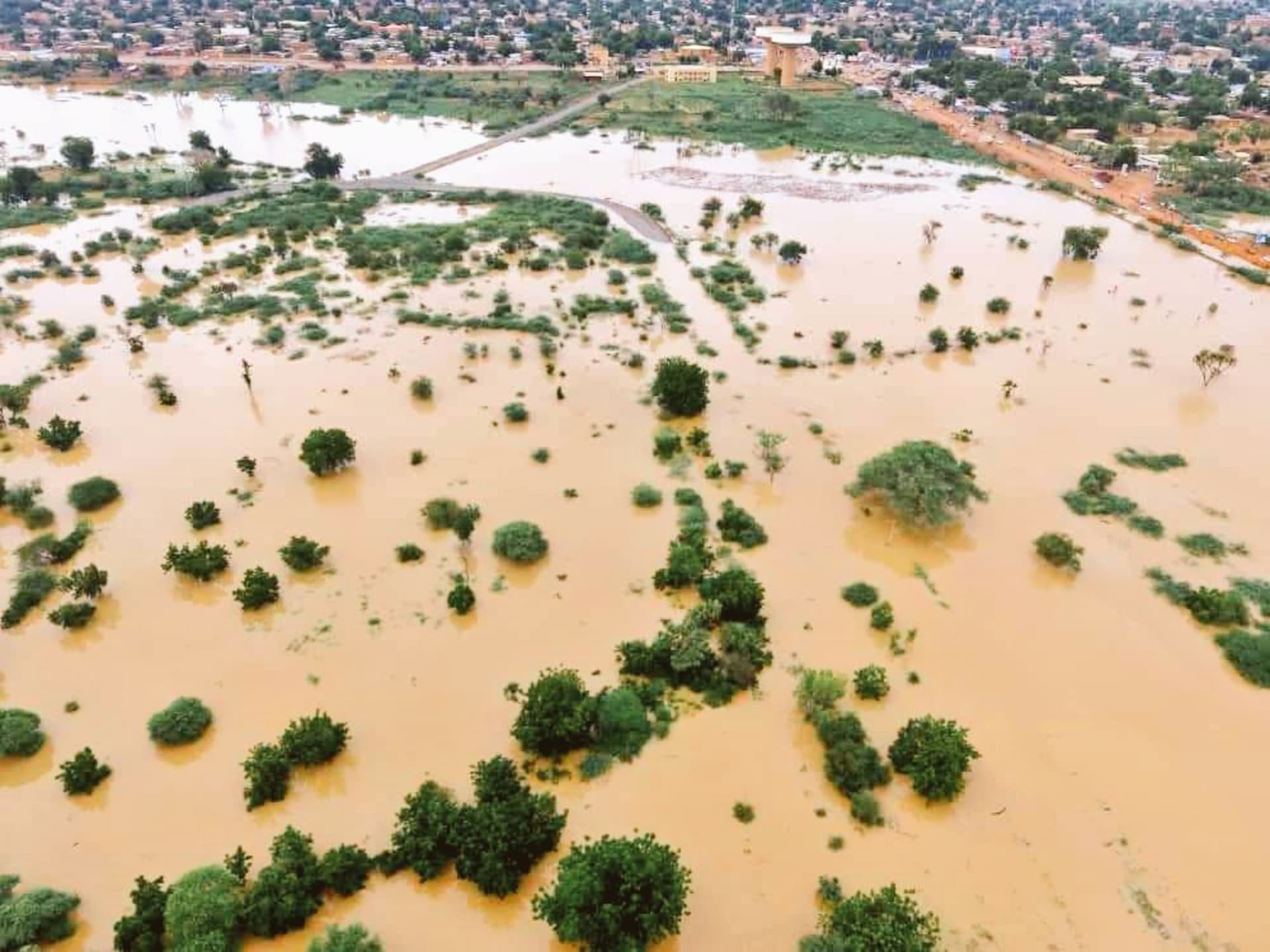 Lidé v zaplavených oblastech budou potřebovat rozsáhlou pomoc.