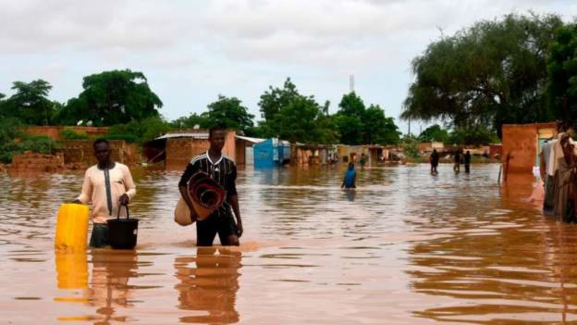 Nejhůře postižené jsou západní oblasti Nigeru, kde se vylila z břehů stejnojmenná řeka, která ochromila i chod hlavního města Niamey. 