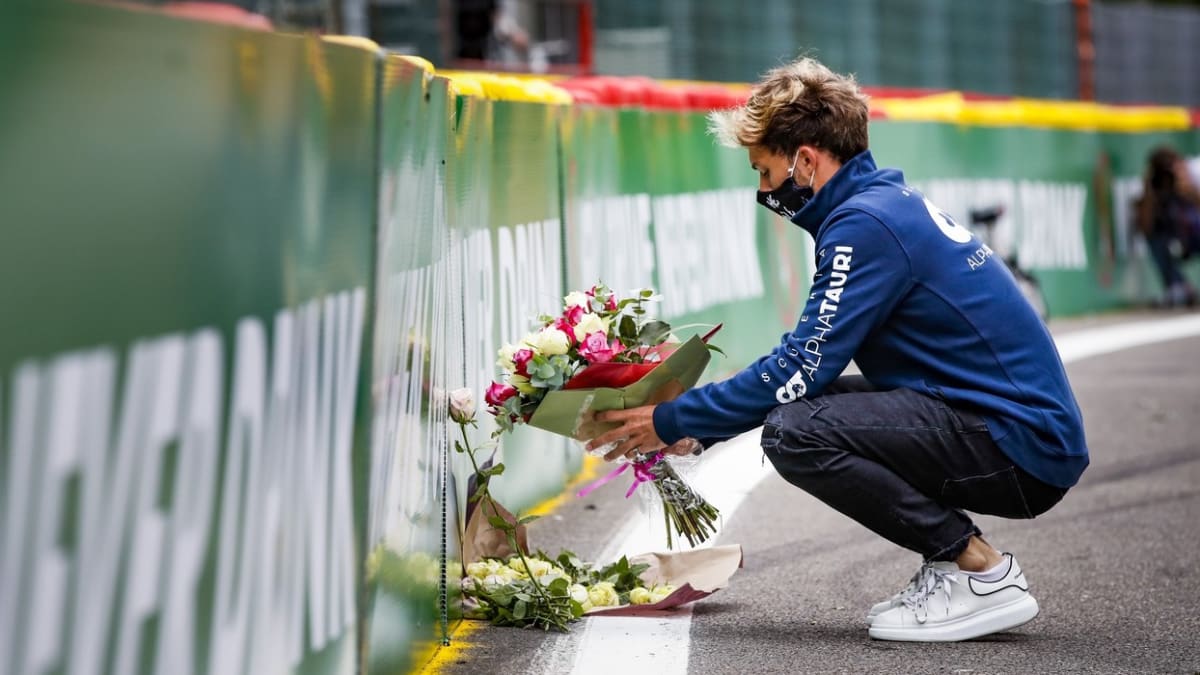 Pierre Gasly pokládá květinu na belgickém okruhu Spa na památku Antoinea Huberta, který na trati zemřel loni. 
