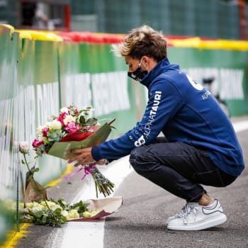 Pierre Gasly pokládá květinu na belgickém okruhu Spa na památku Antoinea Huberta, který na trati zemřel loni