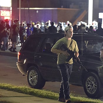 Kyle Rittenhouse (vlevo) krátce před tím, než zastřelil dva lidi. USA řeší, jestli šlo o vraždu, nebo jednal v sebeobraně
