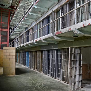 Vězeňské cely ve stylu „mřížky".