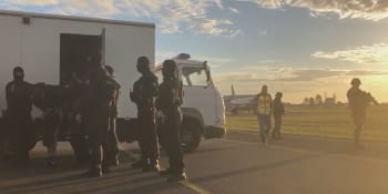 Vražda, útěk z vězení i loupež: Letecký speciál dopravil do Moldavska 12 pachatelů