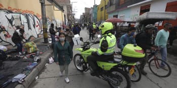 Kolumbijský policista bránil před lynčem zloděje. Ten mu mezitím ukradl mobil