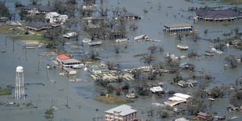 Hurikán Laura zeslábl na tropickou bouři, ale v USA zanechal nejméně 14 obětí 