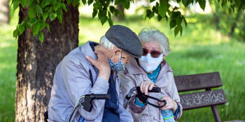 Experti k systému penzí: Nastavit automat a nepřidávat důchodcům nad rámec zákona