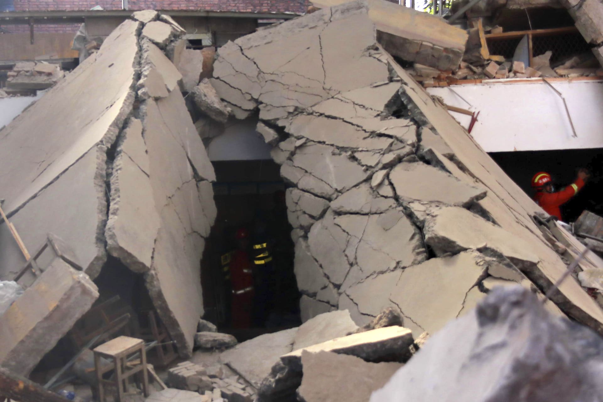 Zřícení budovy s restaurací v Číně