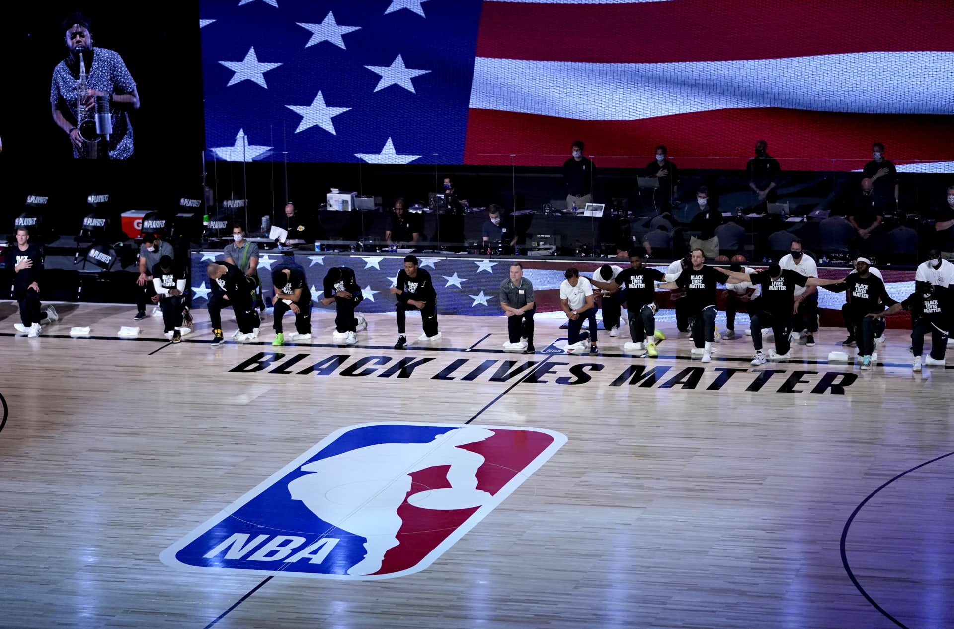 Hráči Utahu Jazz a Denveru Nuggets klečící na počest hnutí Black Lives Matter během státní hymny Spojených států amerických