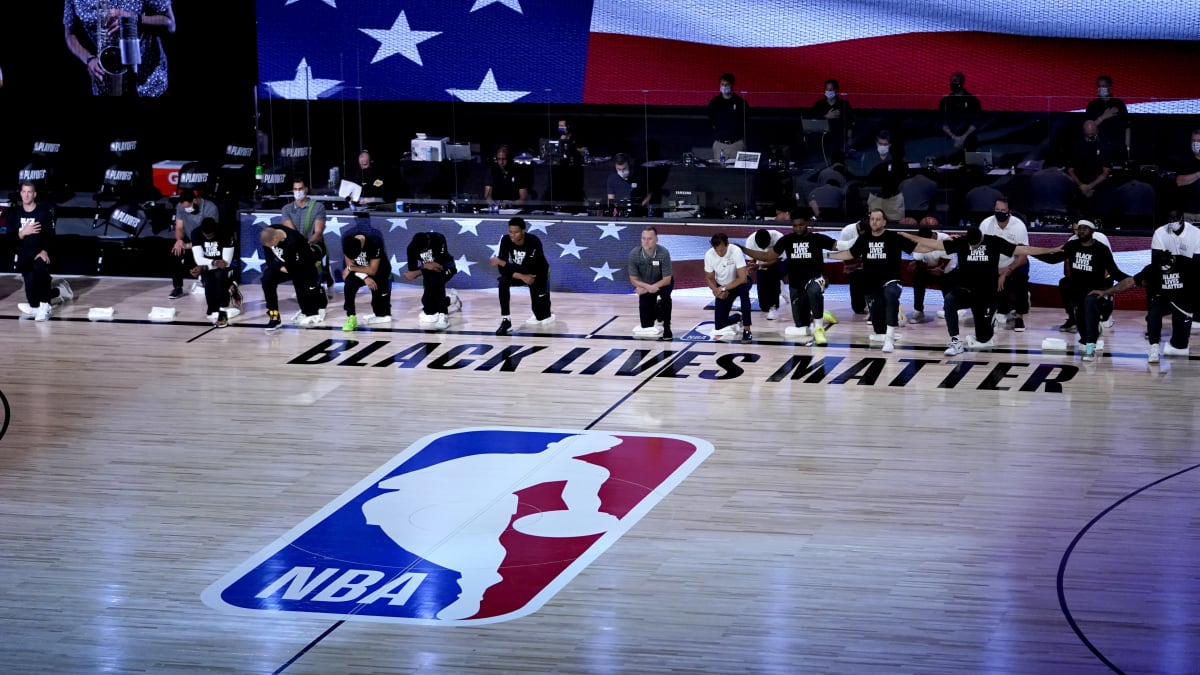 Hráči Utahu Jazz a Denveru Nuggets klečící na počest hnutí Black Lives Matter během státní hymny Spojených států amerických