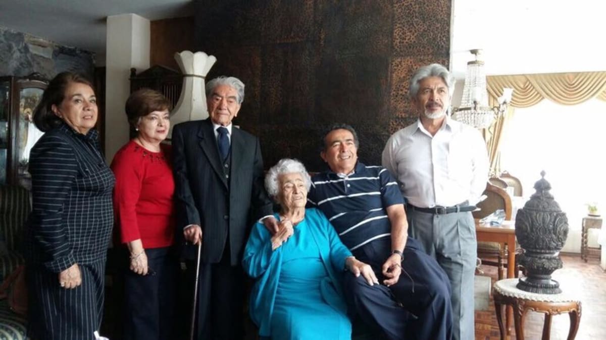 Nejstarší manželský pár na světě společně se svými čtyřmi dětmi