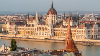 Sledujte Hlavní zprávy: Maďarsko drtí krize víc než Česko. Radnice nemají na účty