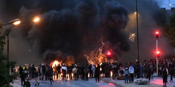 Extremisté spálili korán a rozpoutali nepokoje. Muslimové házeli po policistech kameny