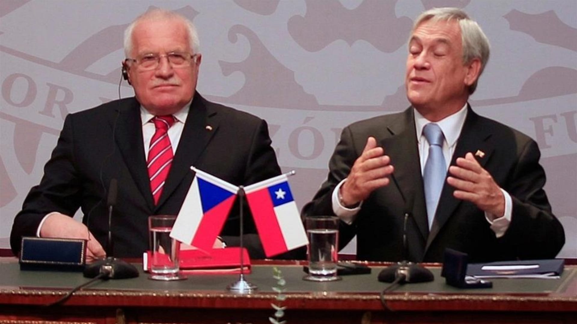 Exprezident Václav Klaus v Chile. Kamery zachytily, jak prezident ukradl pero.