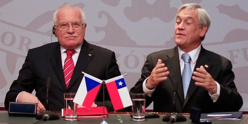 Exprezident Václav Klaus v Chile. Kamery zachytily, jak prezident ukradl pero.
